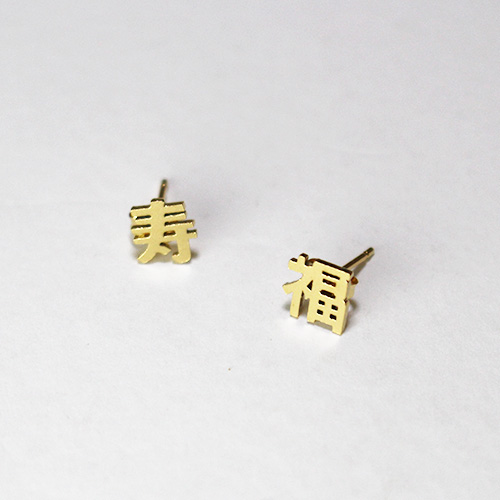 The earring in the shape of "Kanji" 1pc (not pair)